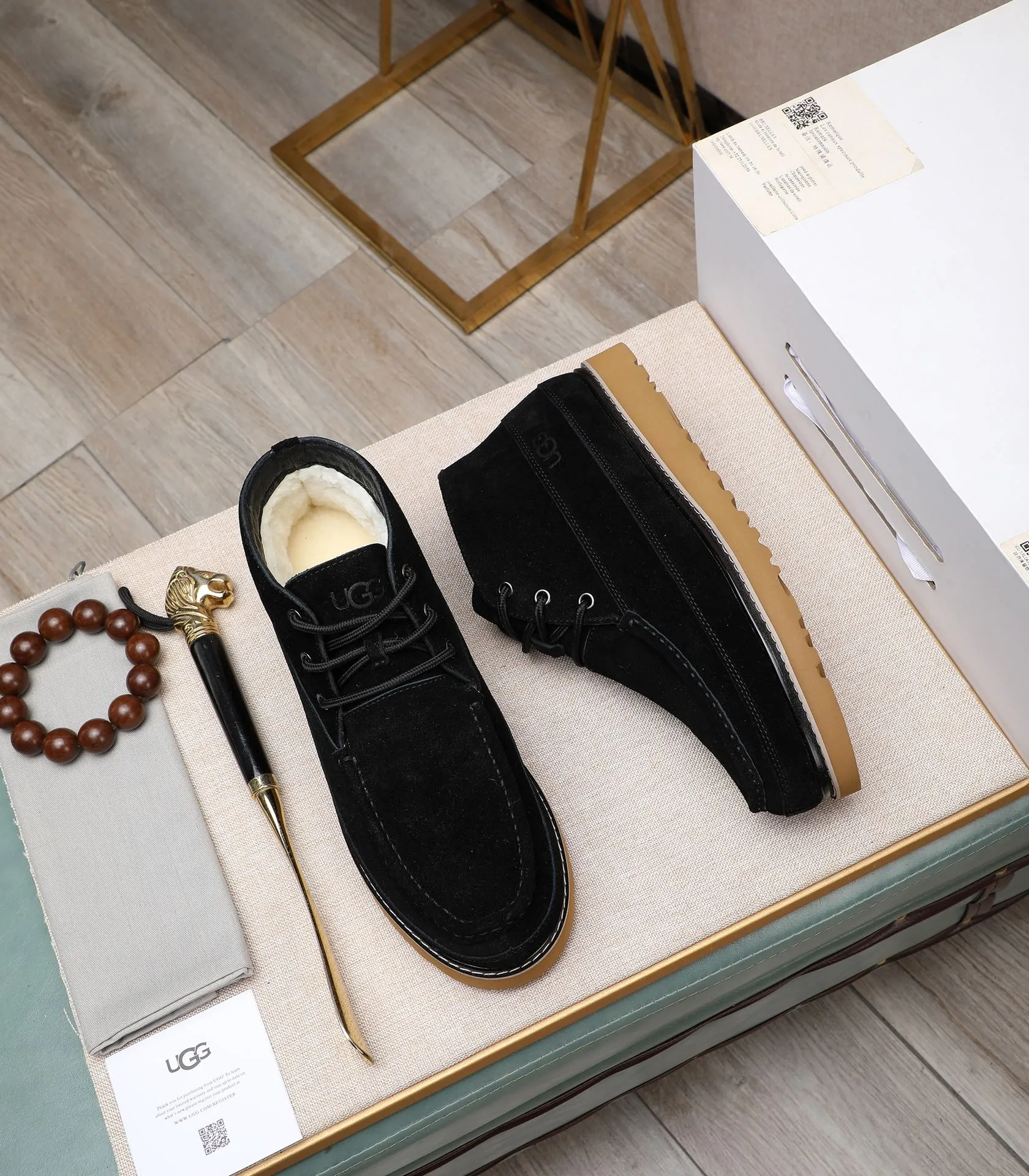 Men's shoes 💰600 (full genuine wool lining, 10% off for fake ones) Please note the quality of the original item and compare the thickness of the wool 🏮🏮 Popular UGG from Australia's warm luxury brand men's shoes, the official website is synchronized, Beckham men's style..., made of imported top-layer waxed cowhide, waxed toe cap, Australian real wool velvet lining Carefully sewn...Imported rubber Martin boots outsole (comfortable, soft, wear-resistant) The quality is really great...Exquisite workmanship, you can't put it down at first sight, size 38-44 (customized in 45)